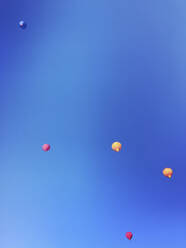 Niedriger Winkel Ansicht von Heißluftballons fliegen gegen klaren blauen Himmel - GWF06414