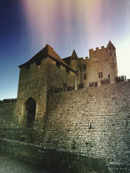 Frankreich, Dordogne, Beynac, Eingangstor des Chateau de Beynac in der Abenddämmerung - GWF06417