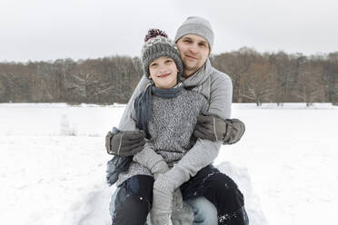 Porträt eines glücklichen Vaters mit seinem Sohn in einer Winterlandschaft - EYAF00938