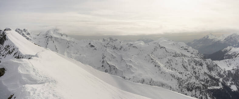 Panorama der hohen, verschneiten Bergkämme, Lombardei, Valtellina, Italien - MCVF00218