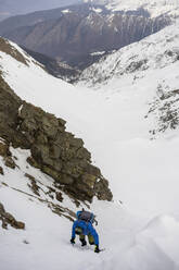 Bergsteiger bei einem Ausflug in die verschneiten Berge, Lombardei, Valtellina, Italien - MCVF00223