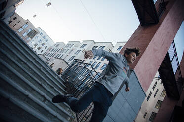 Teenager springt von einer Stufe in der Stadt - ANHF00200