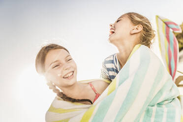Zwei lachende süße Mädchen in ein Handtuch gewickelt - SDAHF00121