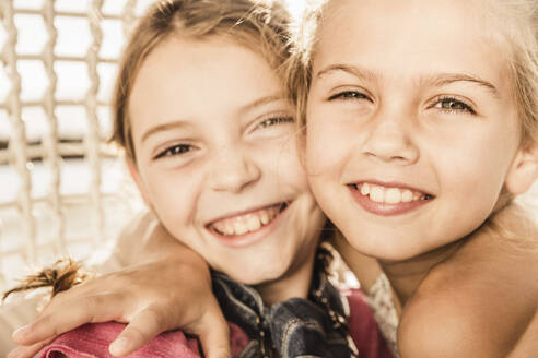 Porträt von zwei glücklichen, sich umarmenden Mädchen - SDAHF00132