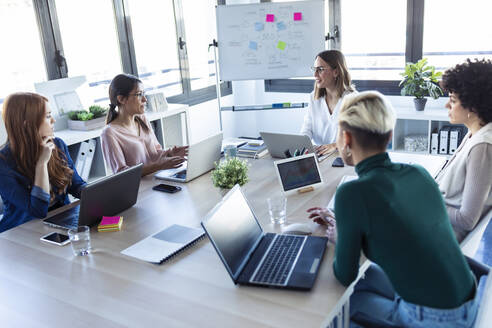 Geschäftsfrauen bei einer Besprechung in einem Büro - JSRF00834