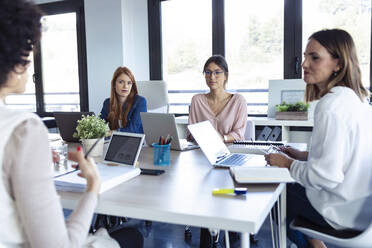 Businesswomen during meeting in an office - JSRF00837