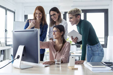 Fünf Geschäftsfrauen, die einen PC im Büro benutzen - JSRF00852