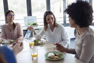 Businesswomen during lunch in an office - JSRF00860