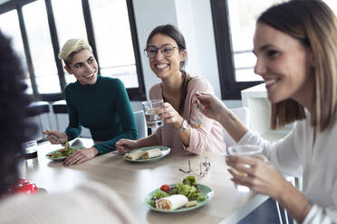 Geschäftsfrauen beim Mittagessen in einem Büro - JSRF00862