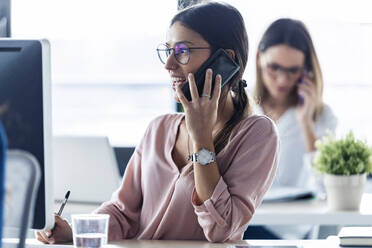 Geschäftsfrau telefoniert im Büro - JSRF00878