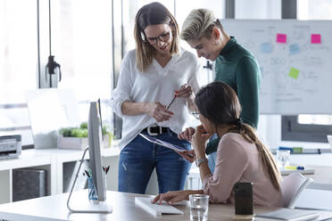 Geschäftsfrauen nutzen digitale Tabletten im Büro - JSRF00879