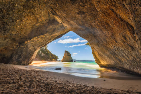 Neuseeland, Unterseite des Bogens der Cathedral Cove im Meeresschutzgebiet Te Whanganui-A-Hei mit dem Te Hoho Rock im Hintergrund - SMAF01812