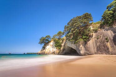 Neuseeland, Cathedral Cove Bogen und sandiger Küstenstrand im Meeresschutzgebiet Te Whanganui-A-Hei - SMAF01814