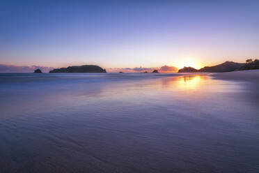 Neuseeland, Waikato, Hahei, Langzeitbelichtung der Mercury Bay bei violettem Sonnenaufgang - SMAF01815