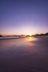 Neuseeland, Waikato, Hahei, Langzeitbelichtung der Mercury Bay bei violettem Sonnenaufgang - SMAF01816