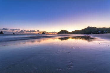 Neuseeland, Waikato, Hahei, Langzeitbelichtung der Mercury Bay bei violettem Sonnenaufgang - SMAF01817