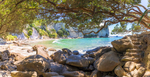 Neuseeland, Felsen am Küstenstrand von Stingray Bay - SMAF01819