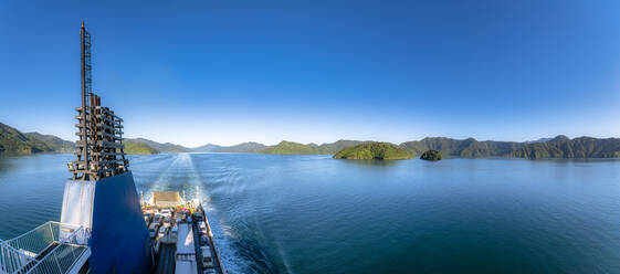 Neuseeland, Marlborough Region, Picton, Klarer blauer Himmel über der Fähre, die die Cook Strait überquert - SMAF01826