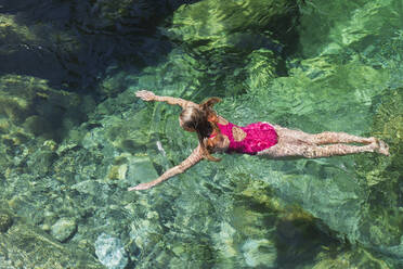 Frau schwimmt im erfrischenden Fluss Verszasca - GWF06424