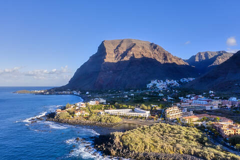 Spanien, Kanarische Inseln, La Gomera, Valle Gran Rey, Luftaufnahme von Küste und Berg, lizenzfreies Stockfoto