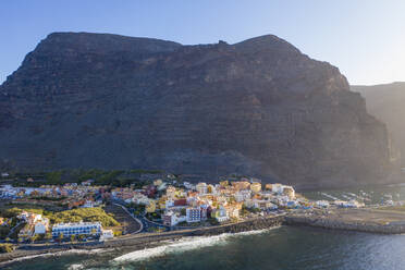 Spain, Canary Islands, La Gomera, Valle Gran Rey, Vueltas, Aerial view of coastal town and mountain - SIEF09508