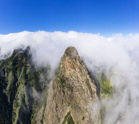 Spanien, Kanarische Inseln, La Gomera, Monumento Natural de los Roques, Luftaufnahme des Roque de Agando, bedeckt mit Wolken - SIEF09514