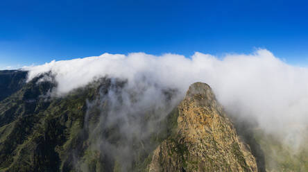 Spanien, Kanarische Inseln, La Gomera, Monumento Natural de los Roques, Luftaufnahme des Roque de Agando, bedeckt mit Wolken - SIEF09515