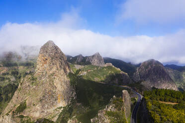 Spanien, Kanarische Inseln, La Gomera, Monumento Natural de los Roques, Luftaufnahme des Roque de Agando mit dem Roque de Zarcita und dem Roque de Ojila in den Wolken - SIEF09516