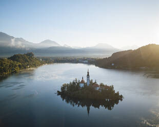 Luftaufnahme der Insel Bled mit der Kirche Mariä Himmelfahrt in der Morgendämmerung, Bleder See, Oberkrain, Slowenien - CUF54713
