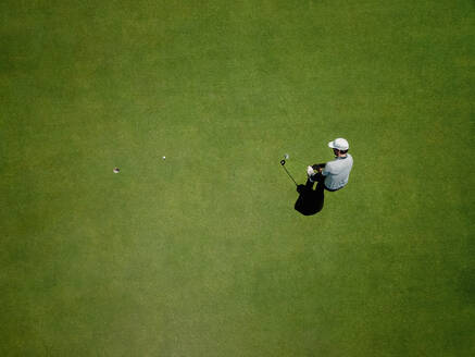 Mann spielt Golf auf dem Golfplatz - CUF54737