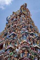 Der äußerst dekorative Gopuram (Eingangsturm) des Hindu-Tempels Sri Srinivasa Perumal in Little India, Singapur, Südostasien, Asien - RHPLF13807