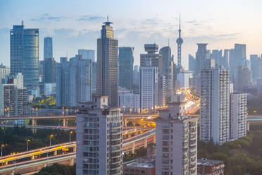 Blick auf die Skyline von Shanghai bei Sonnenaufgang, Luwan, Shanghai, China, Asien - RHPLF13815