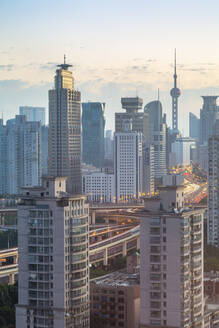 Blick auf die Skyline von Shanghai bei Sonnenaufgang, Luwan, Shanghai, China, Asien - RHPLF13817