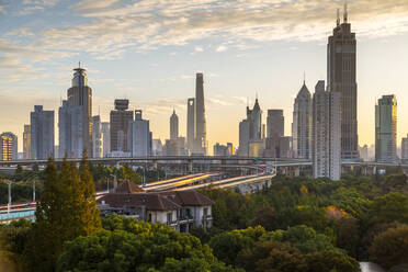 Blick auf die Skyline von Shanghai bei Sonnenaufgang, Luwan, Shanghai, China, Asien - RHPLF13818