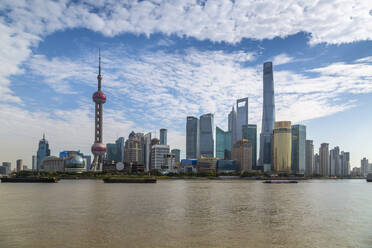 Blick auf die Skyline von Pudong und den Huangpu-Fluss vom Bund, Shanghai, China, Asien - RHPLF13819