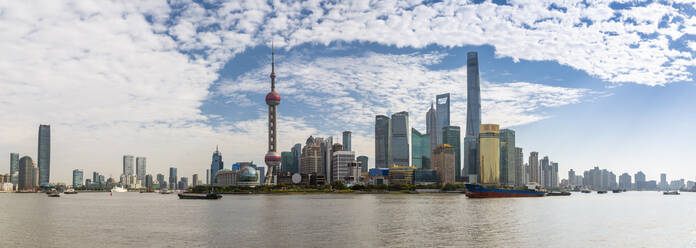 Blick auf die Skyline von Pudong und den Huangpu-Fluss vom Bund, Shanghai, China, Asien - RHPLF13820