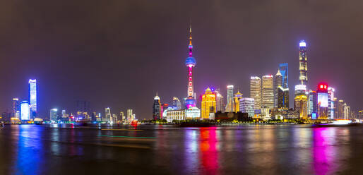Blick auf die Skyline von Pudong und den Huangpu-Fluss vom Bund, Shanghai, China, Asien - RHPLF13822