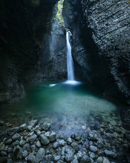 Kobarid-Wasserfall, Kobarid, Caporetto, Gorizia, Triglav-Nationalpark, Oberkrain, Slowenien, Europa - RHPLF13823