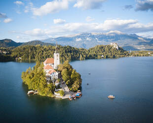 Luftaufnahme der Insel Bled mit der Kirche Mariä Himmelfahrt in der Morgendämmerung, Bleder See, Oberkrain, Slowenien, Europa - RHPLF13825