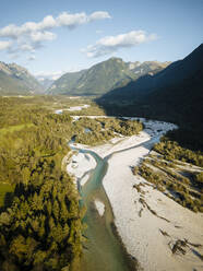 Luftaufnahme einer Drohne vom Fluss Soca, Julische Alpen, Nationalpark Triglav, Oberkrain, Slowenien, Europa - RHPLF13827