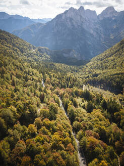 Luftaufnahme per Drohne vom Vrsic-Pass, Julische Alpen, Triglav-Nationalpark, Oberkrain, Slowenien, Europa - RHPLF13828