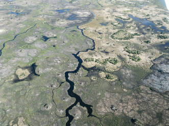 Luftaufnahme des Okavango-Deltas bei Trockenheit im Frühherbst, Botswana, Afrika - RHPLF13840