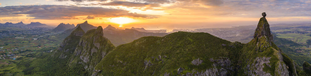 Panoramablick auf den Sonnenuntergang über den Bergen Le Pouce und Pieter Both, Moka Range, Port Louis, Mauritius, Afrika - RHPLF13849