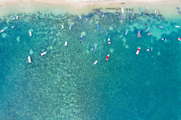 Luftaufnahme einer Drohne von Booten im türkisfarbenen Wasser der Lagune vor dem Strand von Mont Choisy, Nordwestküste, Mauritius, Indischer Ozean, Afrika - RHPLF13851