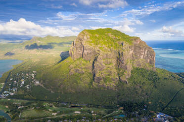 Luftaufnahme des majestätischen Berges mit Blick auf den Ozean, Halbinsel Le Morne Brabant, Black River, Mauritius, Indischer Ozean, Afrika - RHPLF13852