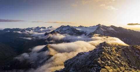 Luftaufnahme von tief hängenden Wolken über Corno Tre Signori, Pizzo Tresero und Punta San Matteo, Valtellina, Lombardei, Italien, Europa - RHPLF13853