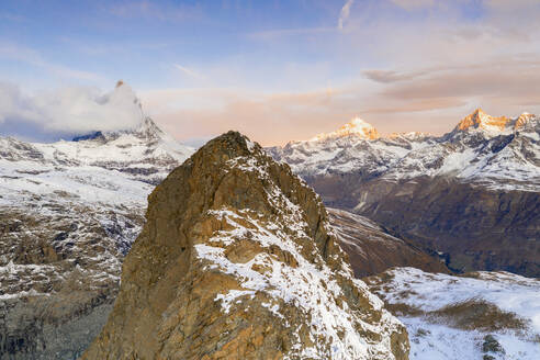 Luftaufnahme von Riffelhorn, Matterhorn und Dent Blanche bei Sonnenaufgang, Zermatt, Kanton Wallis, Schweizer Alpen, Schweiz, Europa - RHPLF13858
