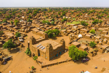 Drohnenaufnahme der Zentralmoschee im Hausa-Dorf Yaama, Niger, Westafrika, Afrika - RHPLF13904