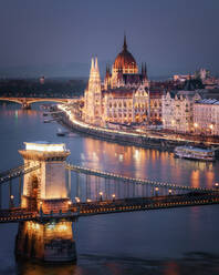 Das ungarische Parlament an der Donau mit der Kettenbrücke, UNESCO-Weltkulturerbe, Budapest, Ungarn, Europa - RHPLF13905