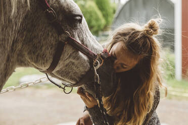 Frau mit Pferd - JOHF07914